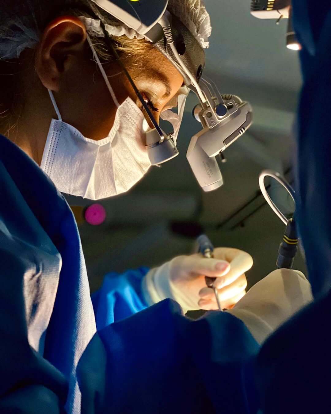 Dra. Ingra Souza com lupa cirúrgica durante sua atuação médica